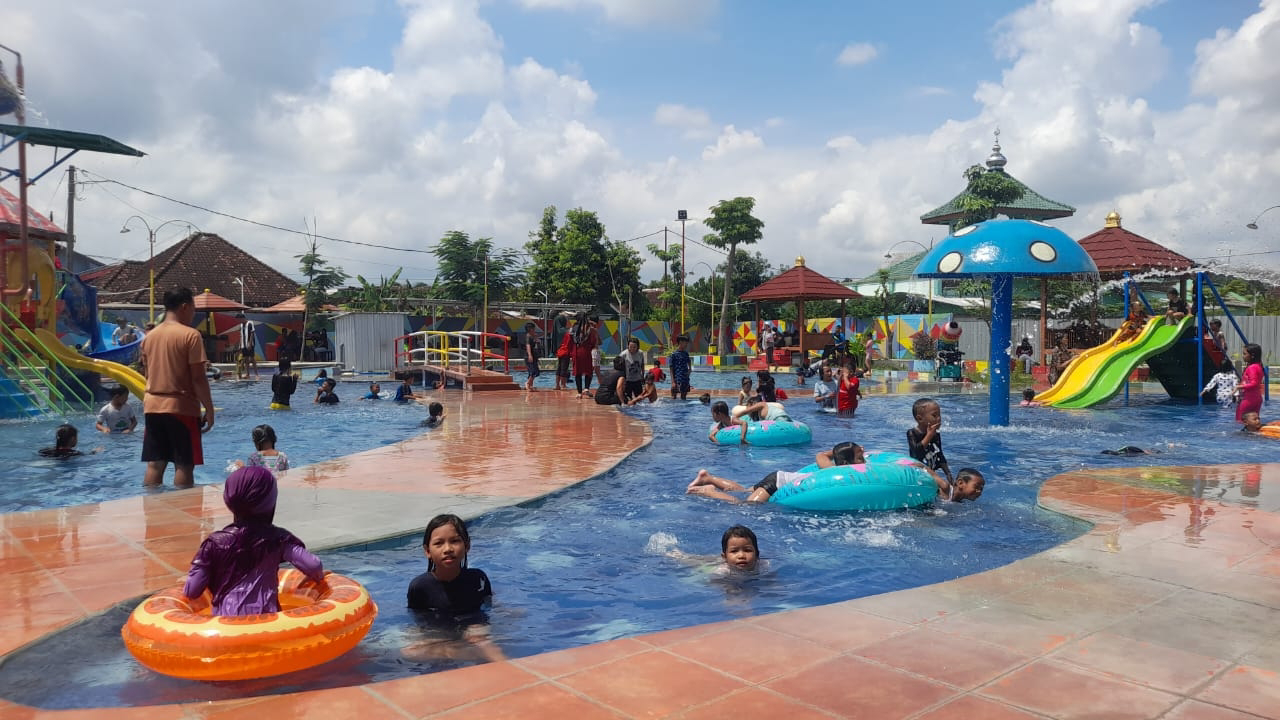 Waterboom di area Pujasera Jiwan. Foto; https://www.mdntimes.id/